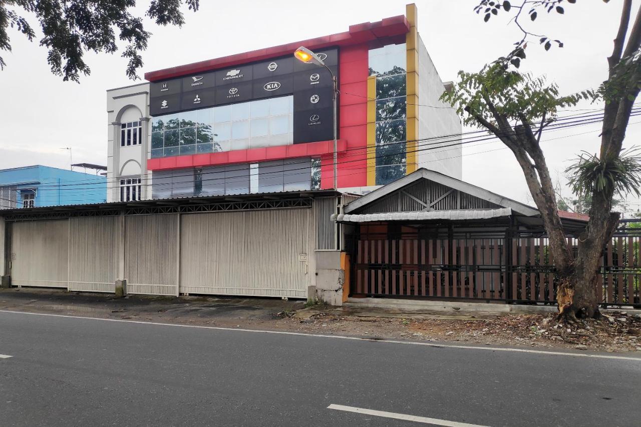 Oyo 90015 Platinum Guest House Medan Exterior photo
